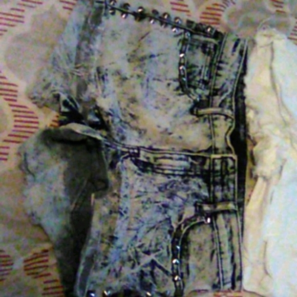 Shorts - Picture 1 of 2